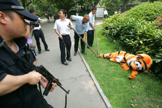 Illustration for article titled When Murderous, Rampaging Animals Are Fake and Look Goofy